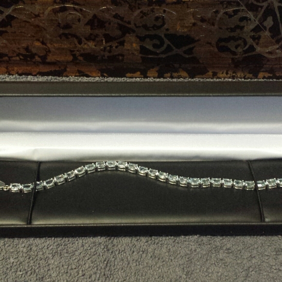 Baby Swiss blue topaz 11 carat tennis bracelet - Picture 5 of 7